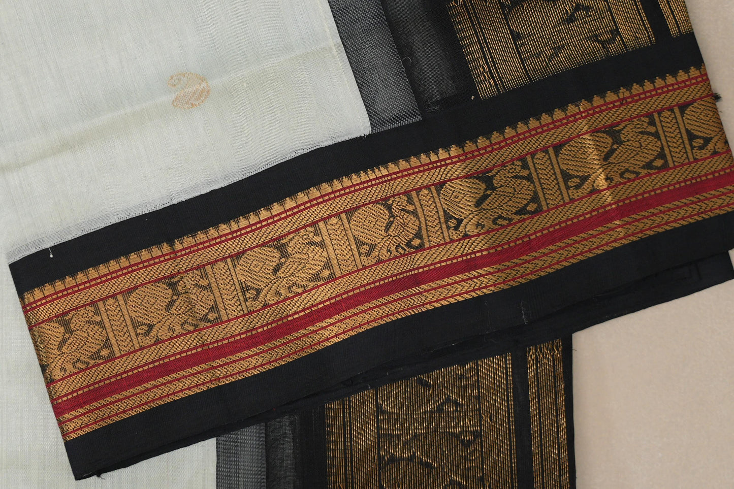 off white Vintage Silk Cotton Saree border zoom