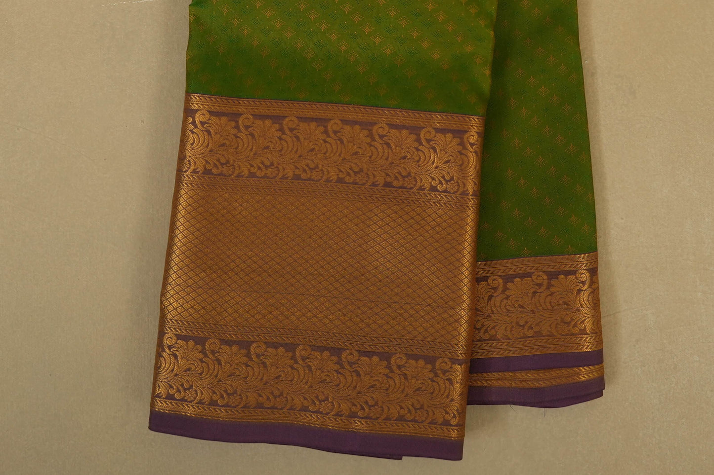 Mehendi Green Light Weight Kanchipuram Silk Saree Border Zoom
