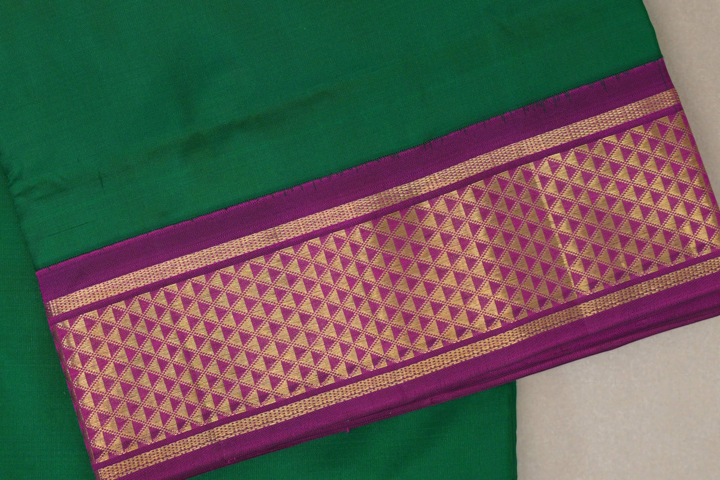 Emerald green with deep magenta Ten Yards Silk Saree by Shreenivas Silks PSSR019225