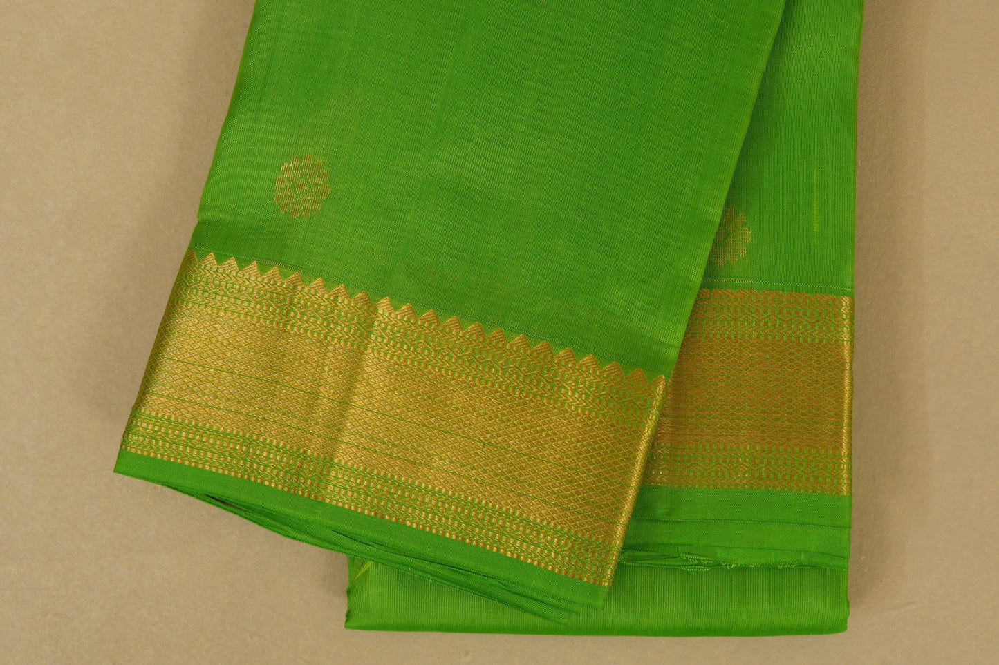 Bright Parrot Green Light Weight Kanchipuram Silk Saree border zoom