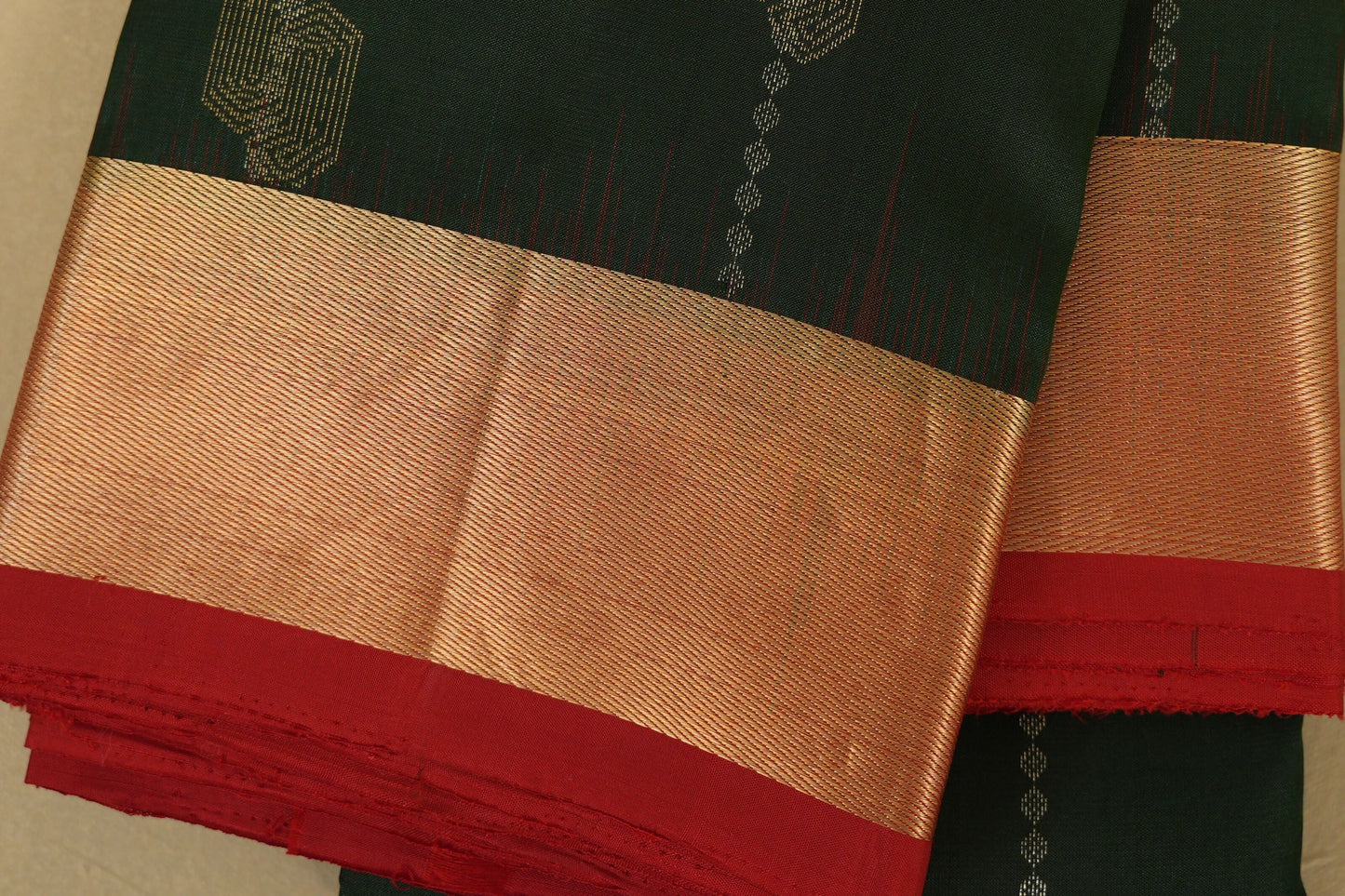 Bottle Green Light Weight Kanchipuram Silk Saree border zoom