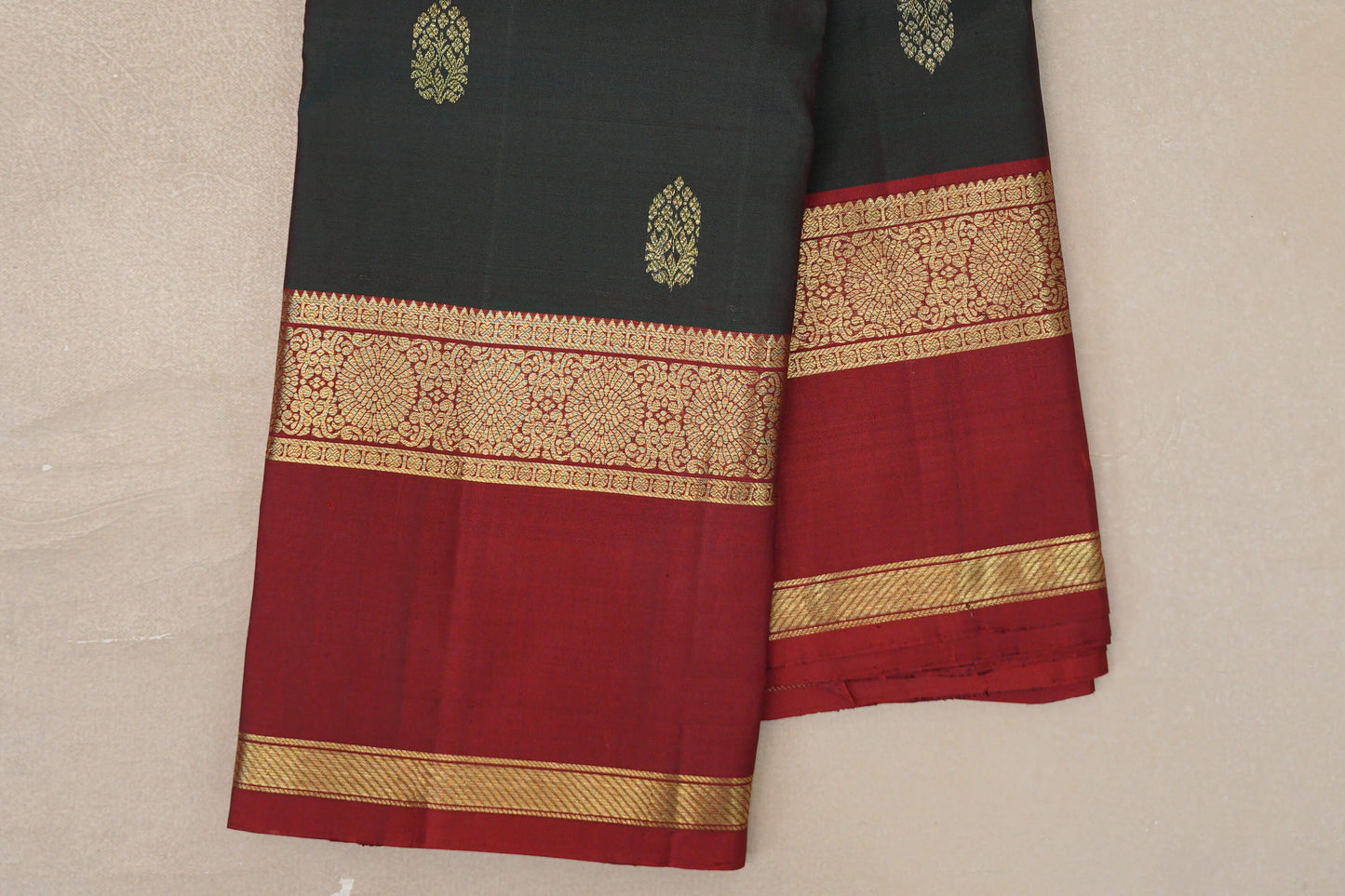 Dual Tone of Deep Bottle Green and Deep Red Vintage Kanjivaram Silk Saree border zoom
