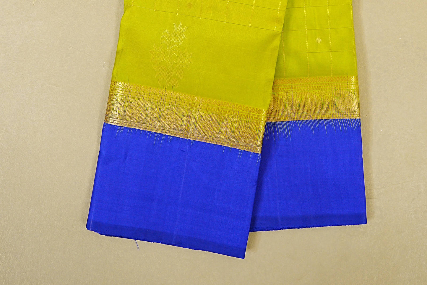 Dual Tone of Green and yellow Light Weight Kanchipuram Silk Saree border zoom