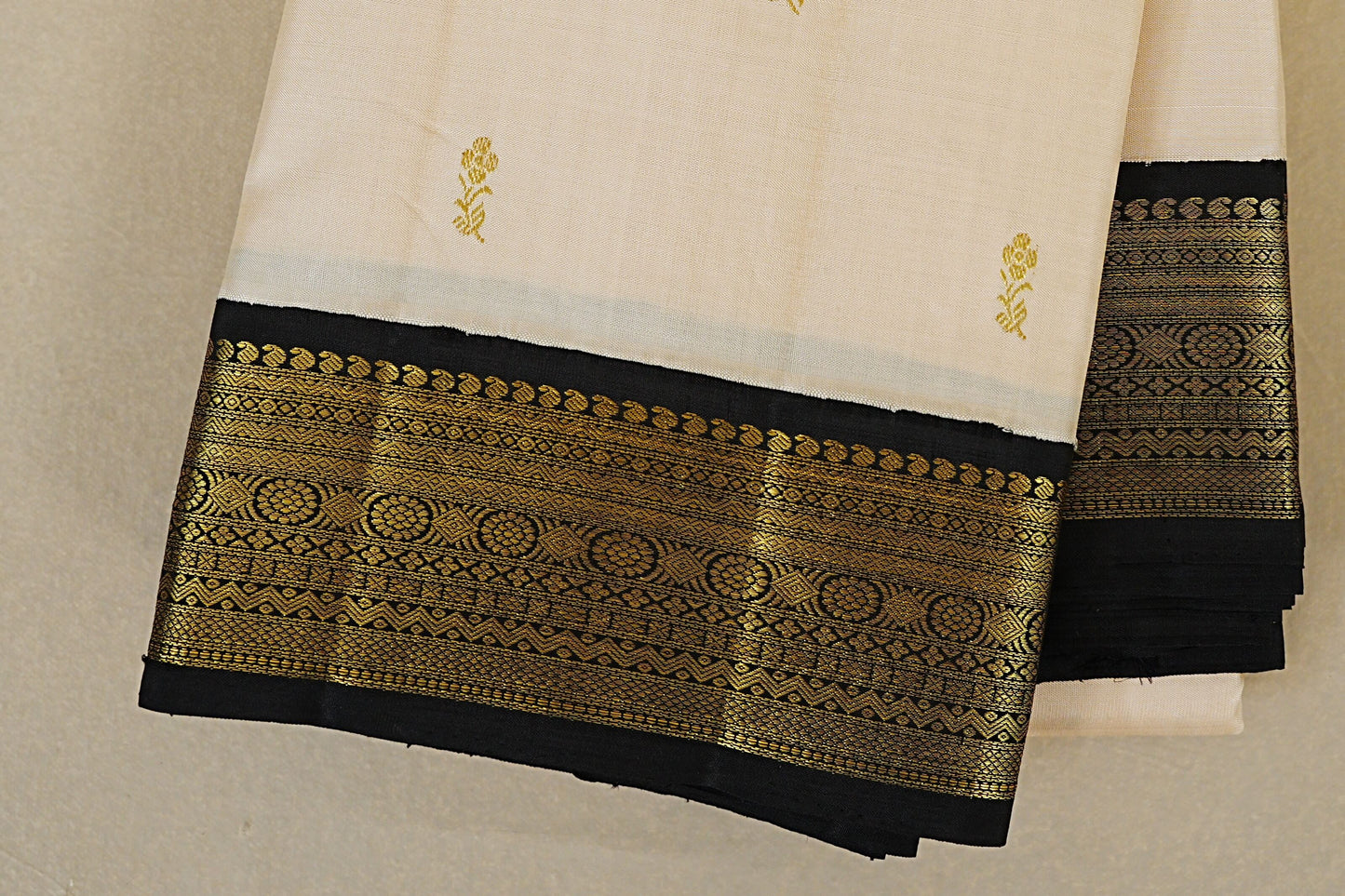 Cream Vintage Kanjivaram Silk Saree border zoom