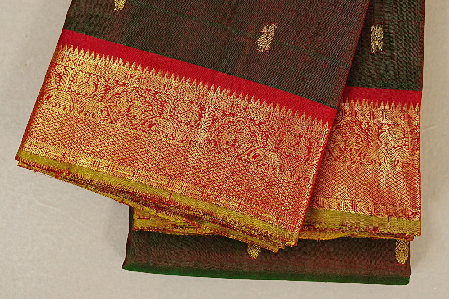 Manthulir Green with Red Borders Vintage Kanjivaram Silk Saree borders zoom