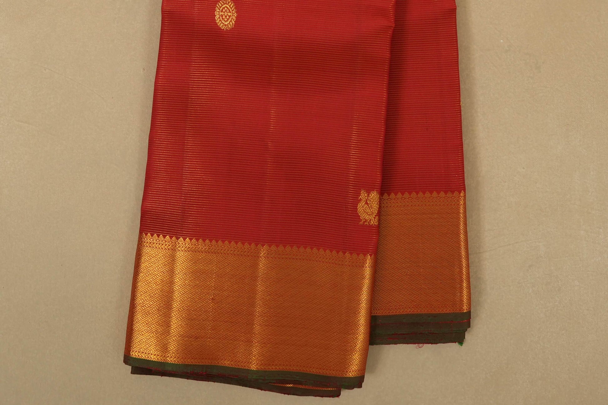 Red Zari Vaira Oosi Kanjivaram Silk Saree borders zoom