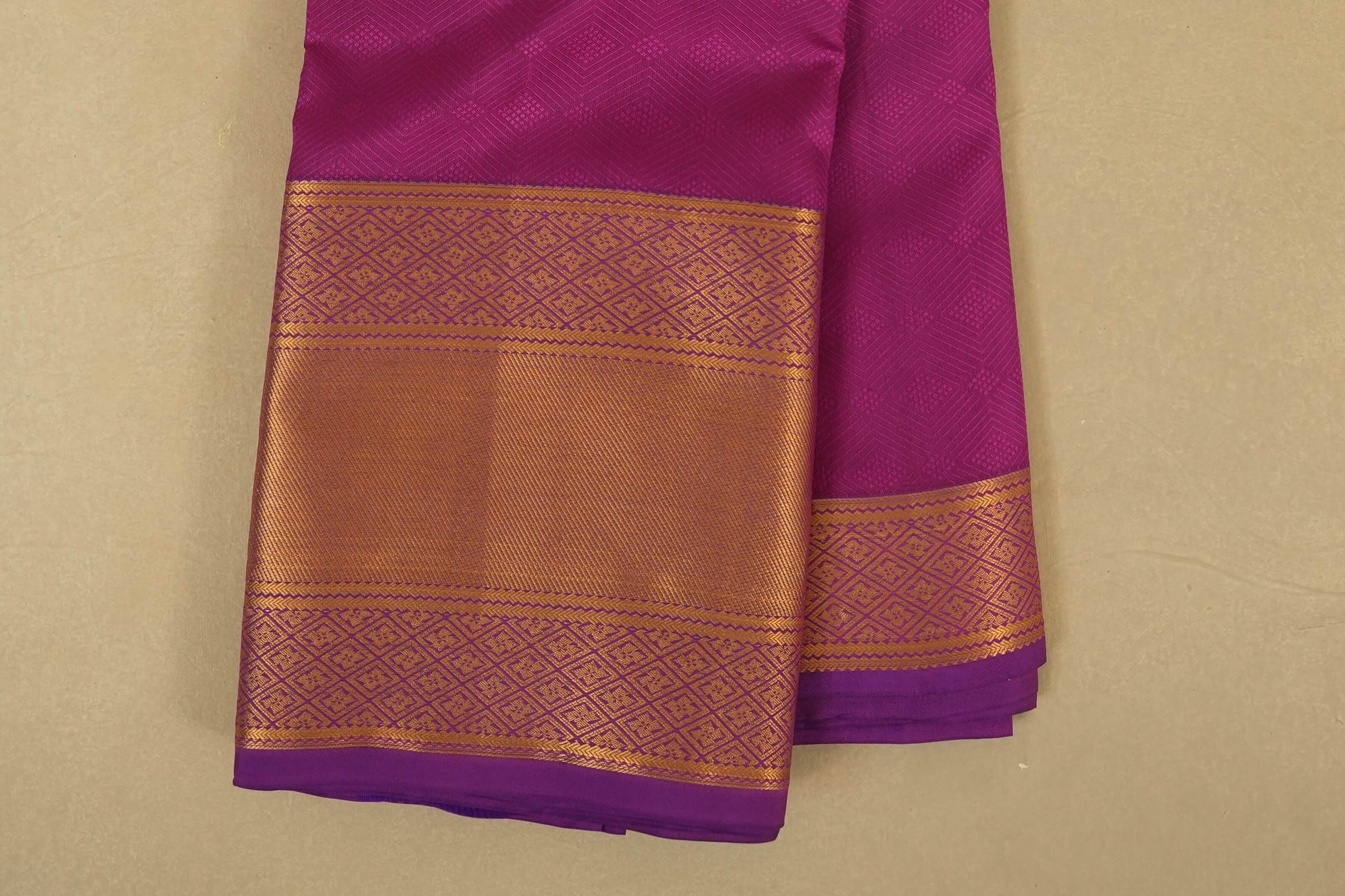 Magenta Light Weight Kanchipuram Silk Saree border zoom