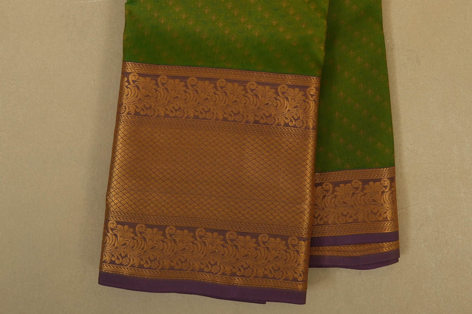 Mehendi Green Light Weight Kanchipuram Silk Saree Border Zoom