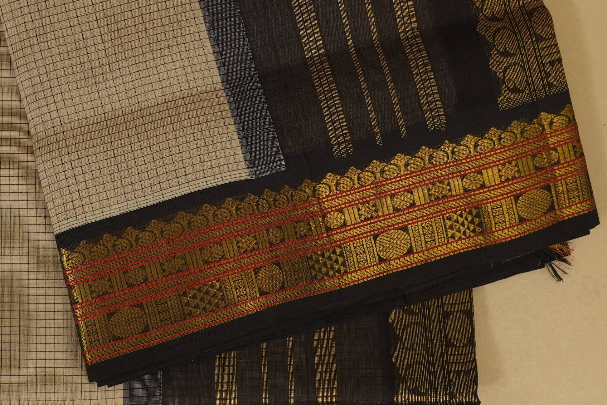 Beige with Black Borders Silk Cotton Saree border