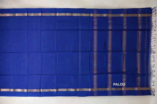 Deep royal blue Maheshwari silk cotton saree laid flat, with a plain body, shimmering borders and a striped pallu ending in blue tassels.