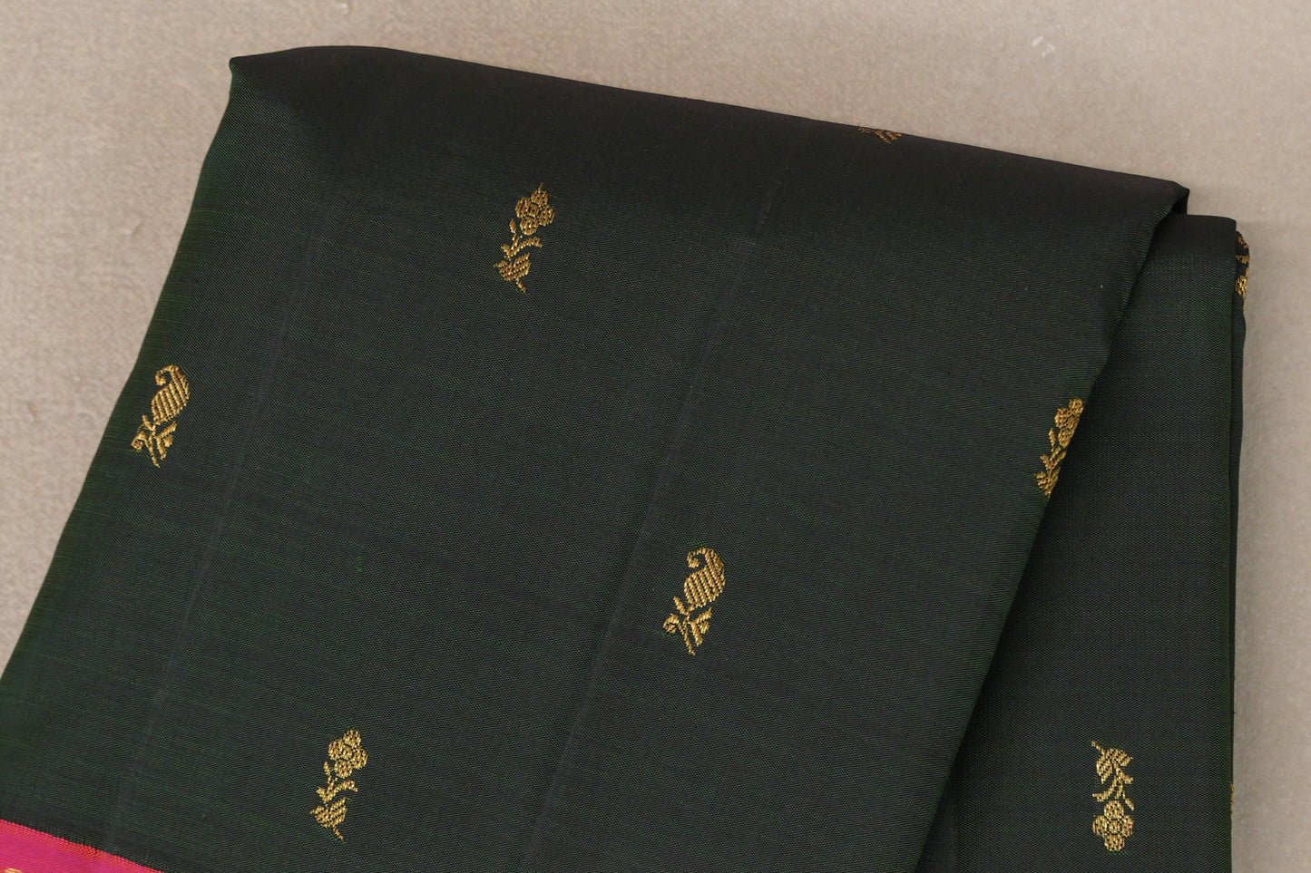 Bottle Green with Orangish Pink Borders Vintage Kanjivaram Silk Saree body