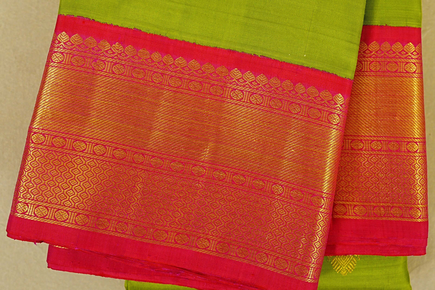 Parrot Green Vintage Kanjivaram Silk Saree border zoom