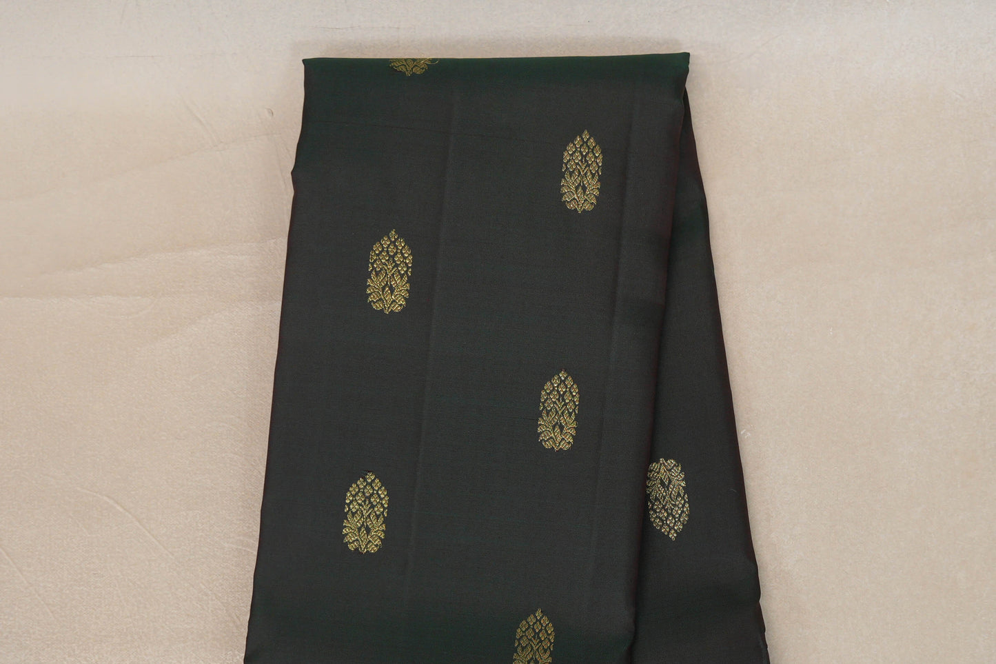Dual Tone of Deep Bottle Green and Deep Red Vintage Kanjivaram Silk Saree body zoom