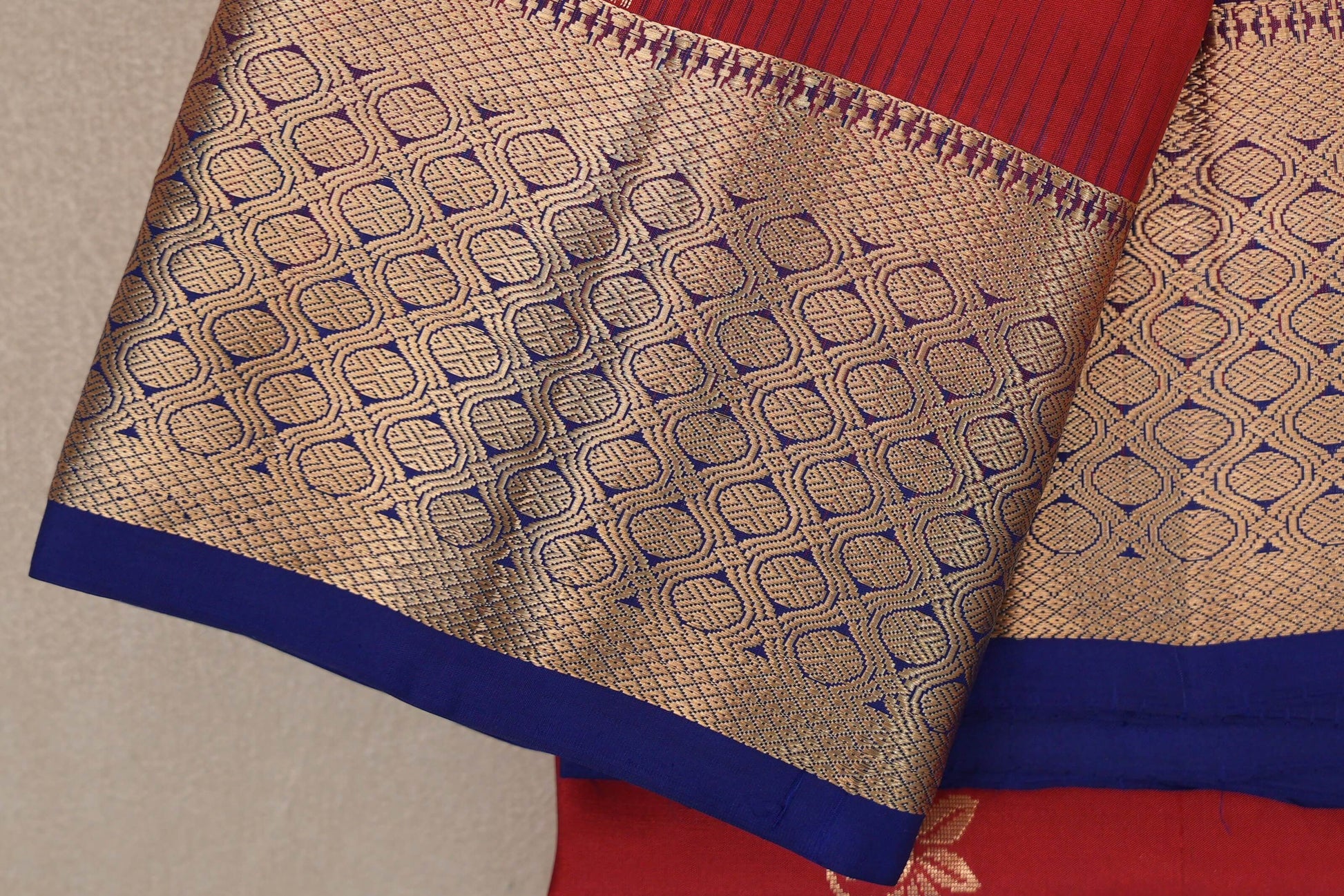 Tomato Red Light Weight Kanchipuram Silk Saree border zoom
