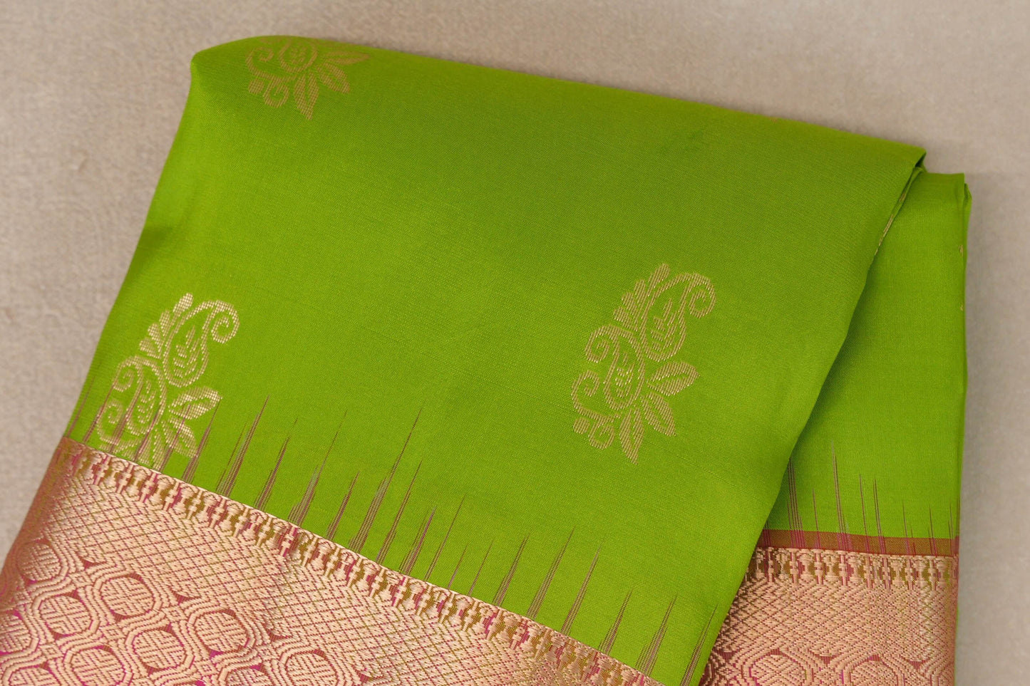 Parrot Green Light Weight Kanchipuram Silk Saree body zoom