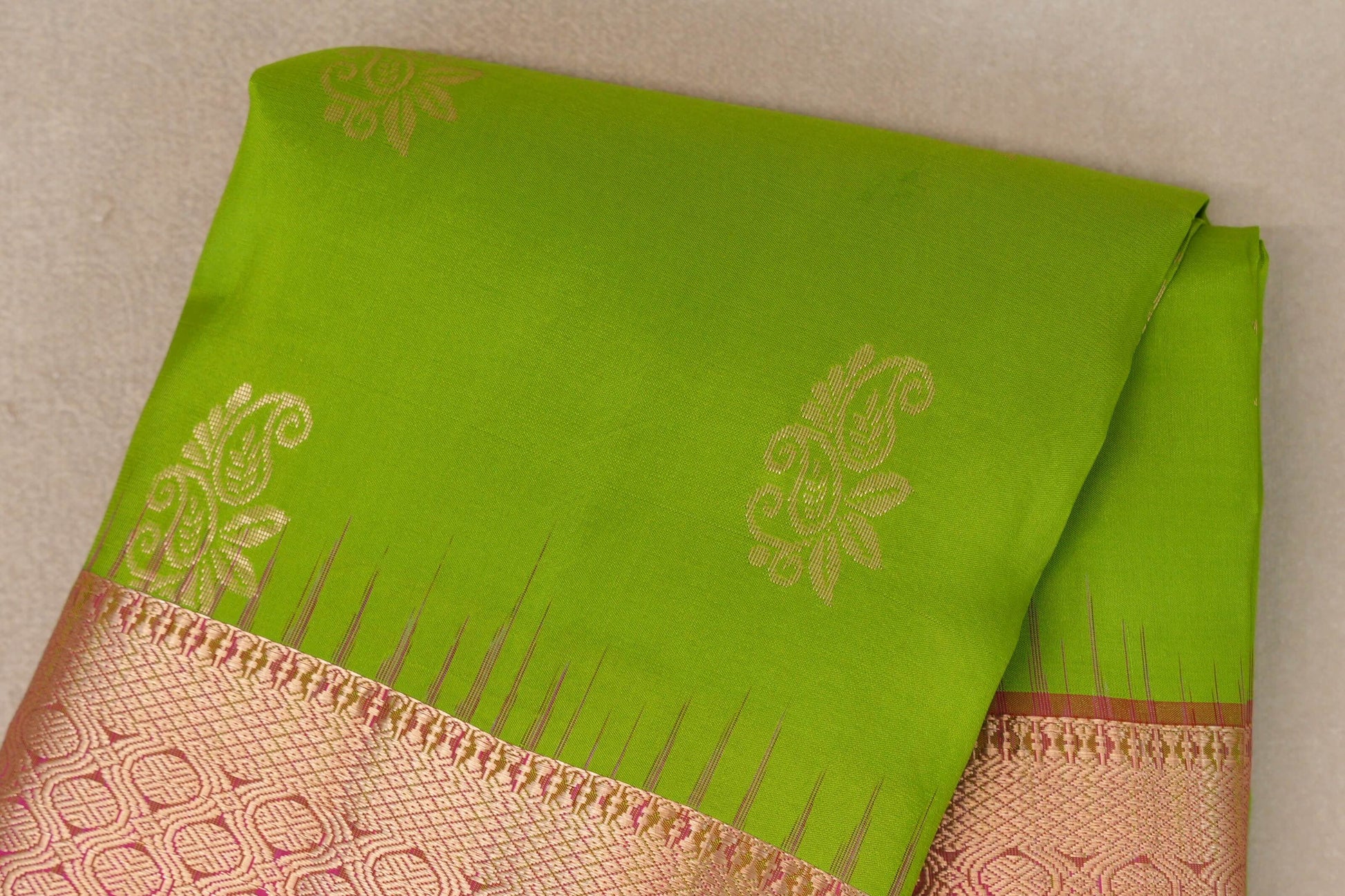 Parrot Green Light Weight Kanchipuram Silk Saree body zoom