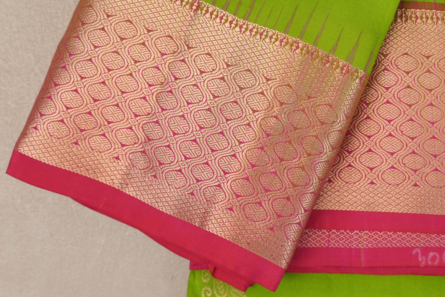 Parrot Green Light Weight Kanchipuram Silk Saree border zoom