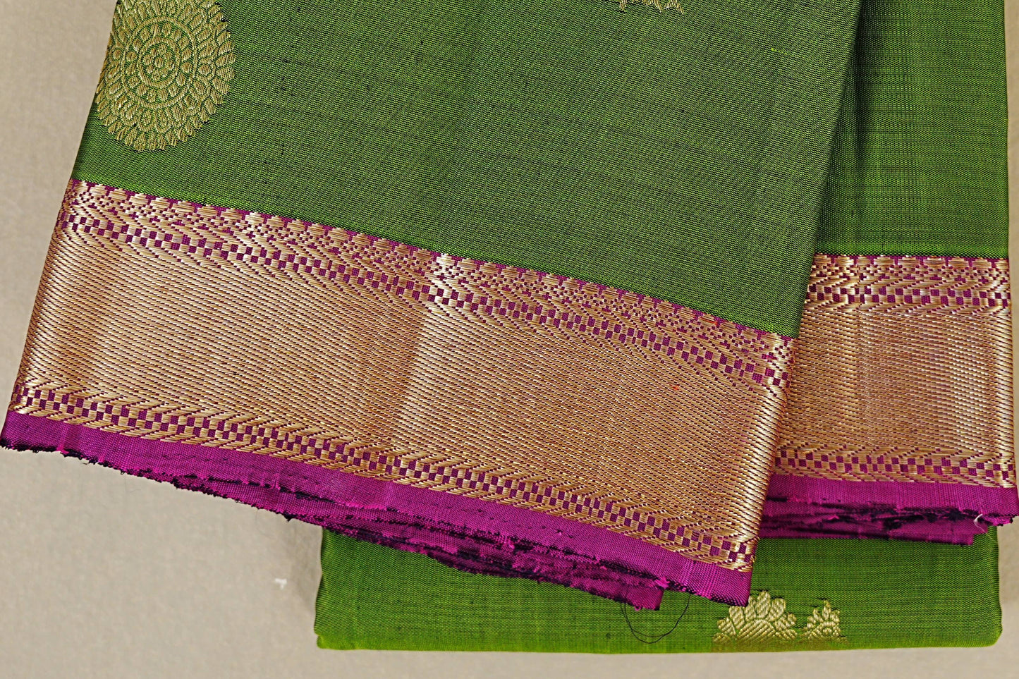 Medium Green Vintage Kanjivaram Silk Saree borders zoom