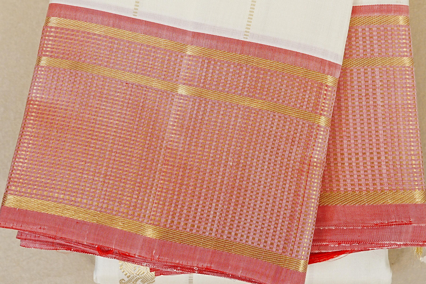 Off White with Peach Pink Borders Vintage Kanjivaram Silk Saree border zoom