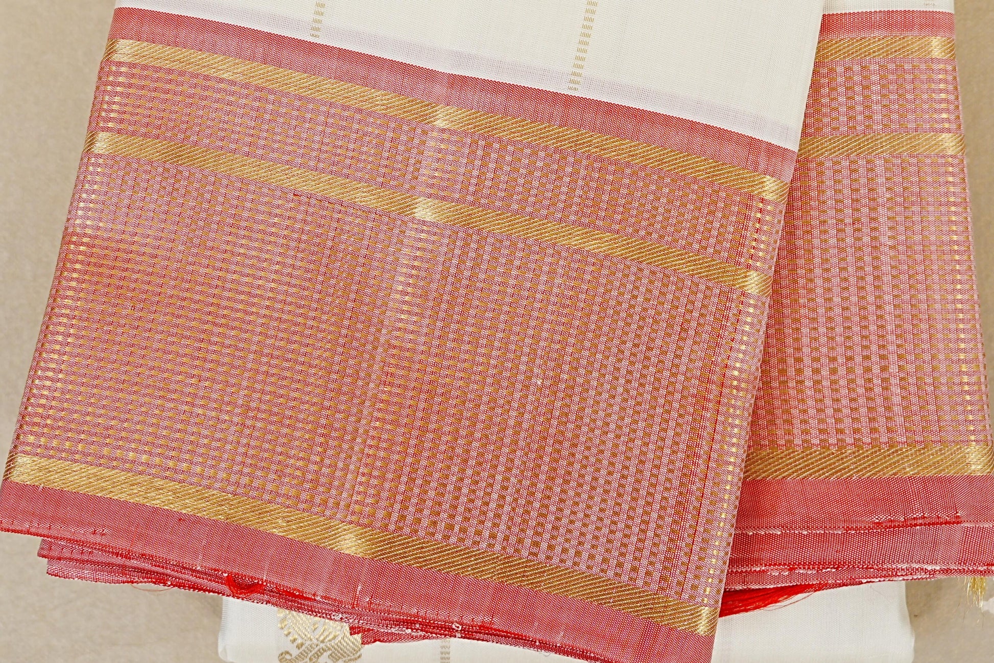 Off White with Peach Pink Borders Vintage Kanjivaram Silk Saree border zoom