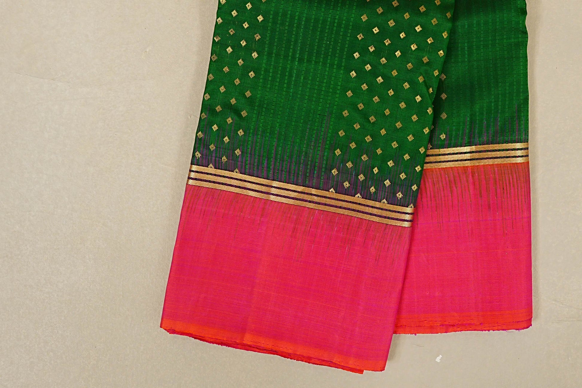 Bottle Green Light Weight Kanchipuram Silk Saree borrder zoom
