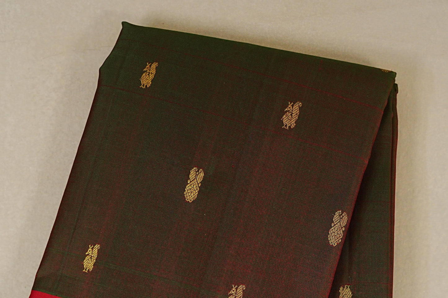 Manthulir Green with Red Borders  Vintage Kanjivaram Silk Saree body zoom