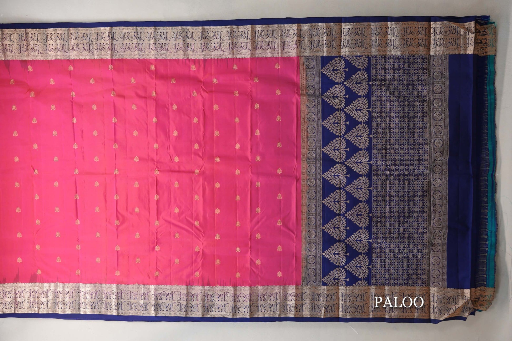 Orangish Pink with Deep Blue Borders Light Weight Kanchipuram Silk Saree paloo