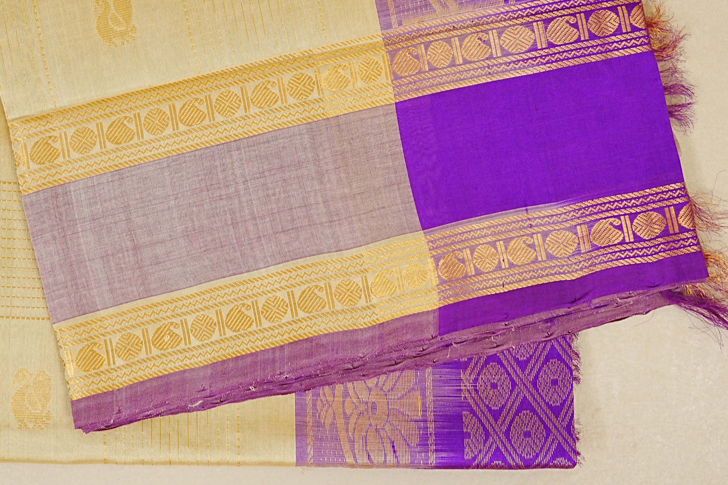 Cream Silk Cotton Saree border zoom