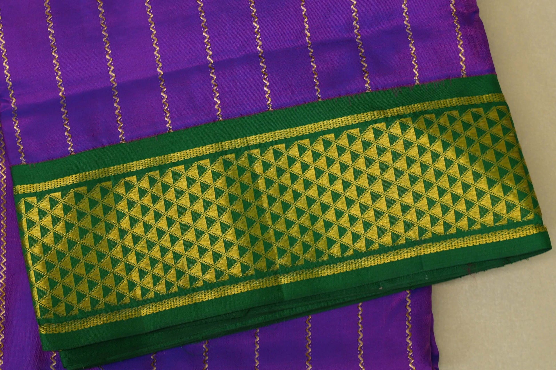 Dual Tone Violet and Magenta Ten yards silk saree body  border zoom