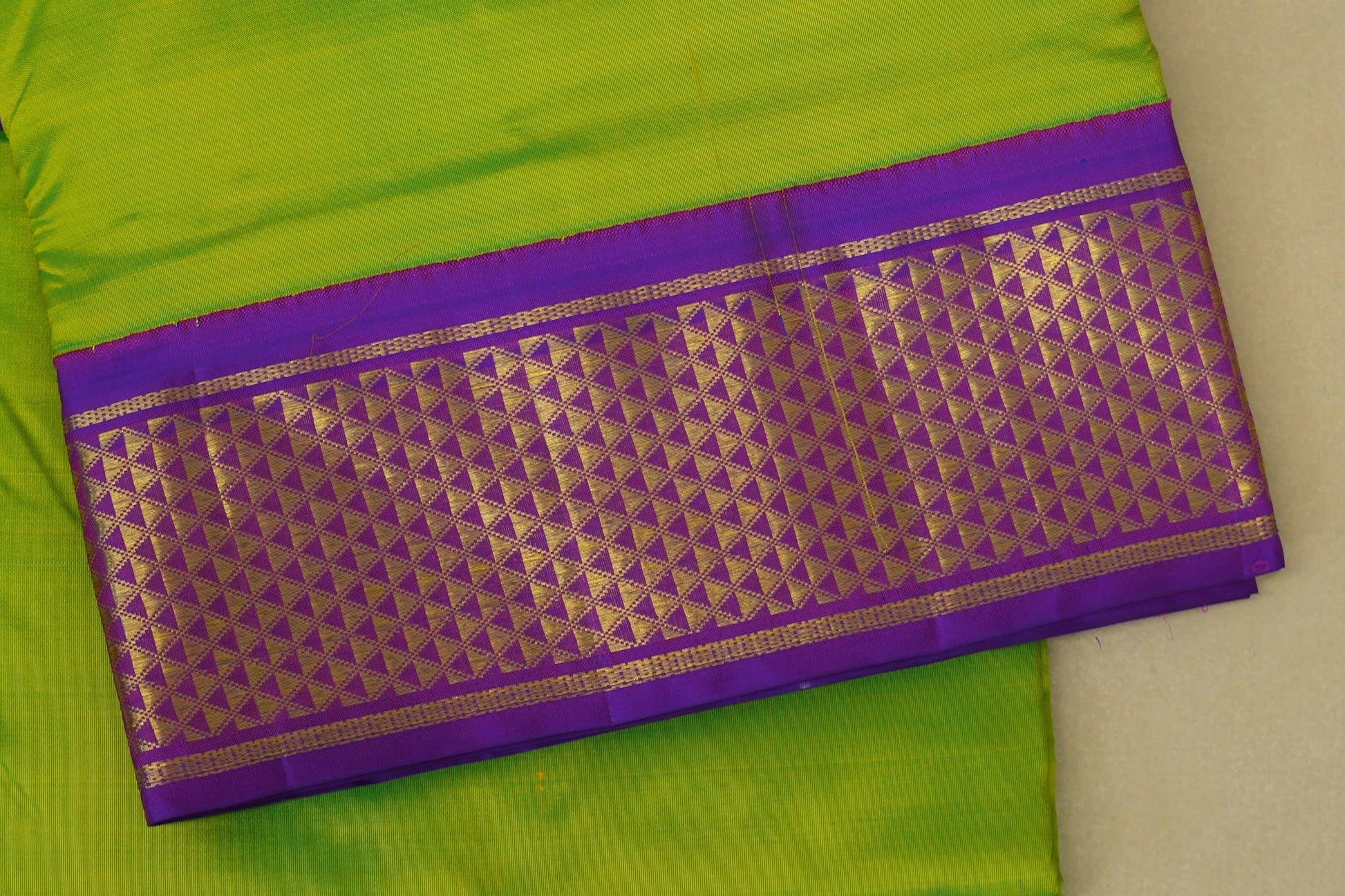 Bright Parrot Green with Purple Borders Ten Yards Silk Saree border zoom