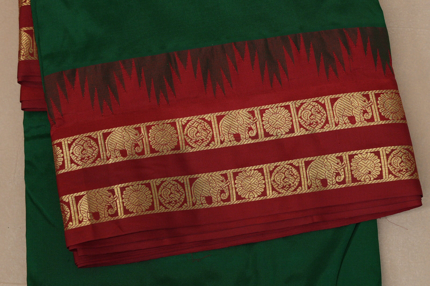 Bottle green with Reddish maroon borders Ten yards silk saree  border
