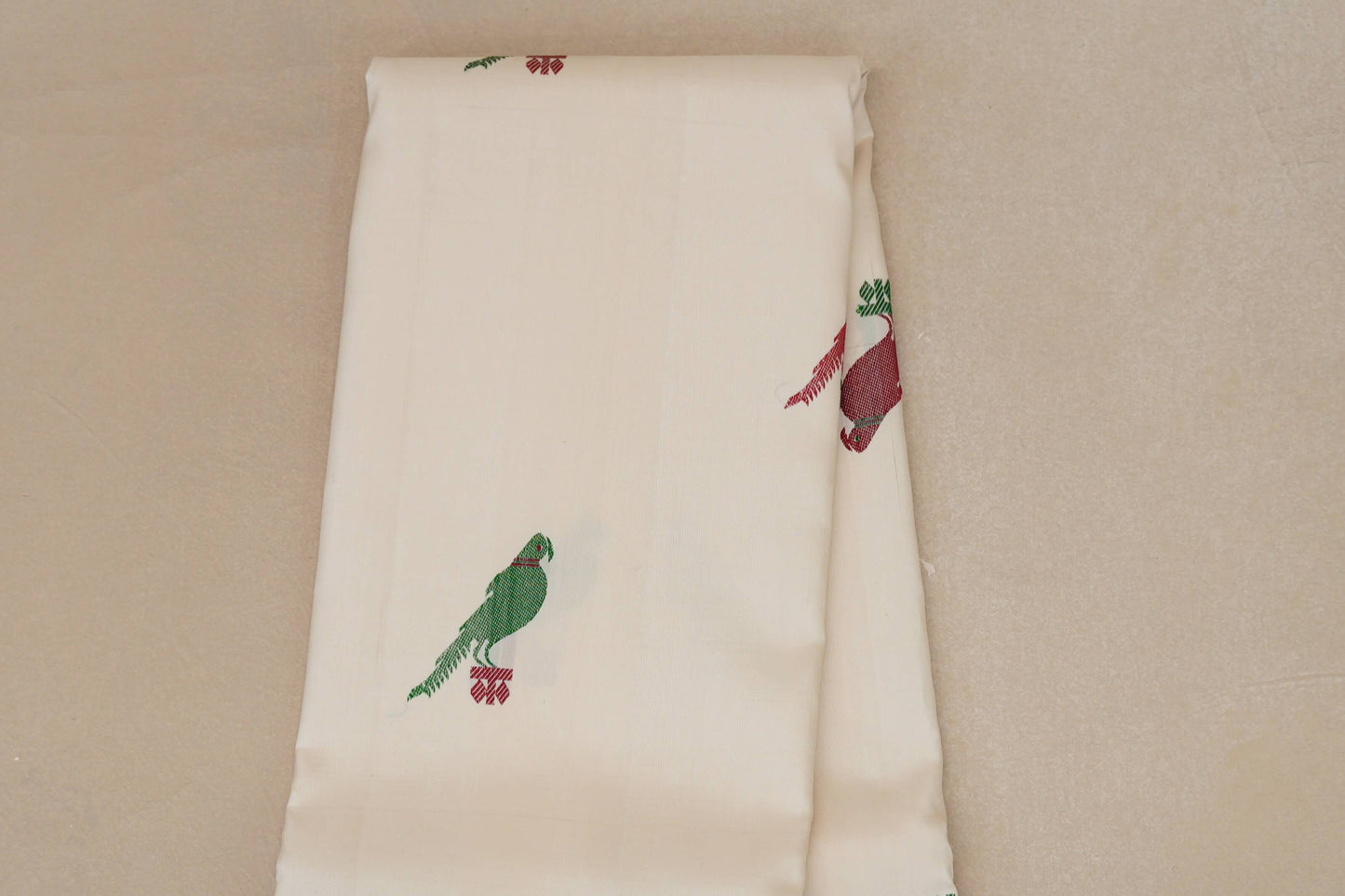 Off White Borderless Vintage Kanjivaram Silk Saree body zoom