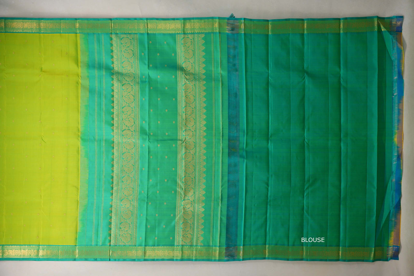 Dual Tone of Green and yellow with Aqua Green Borders Vintage Kanjivaram Silk Saree blouse