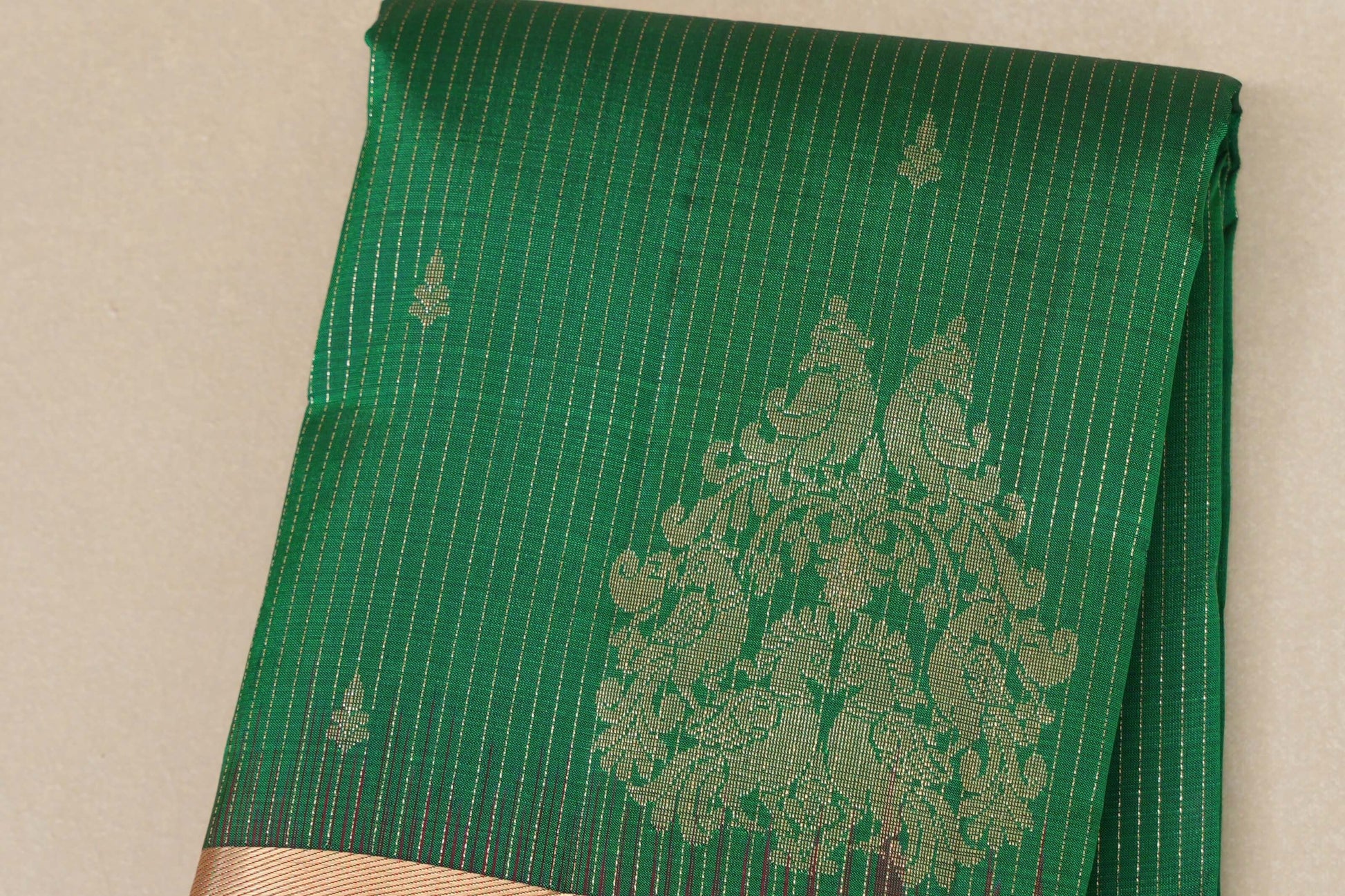 Emerald green with Red Borders Light Weight Kanchipuram Silk Saree b body